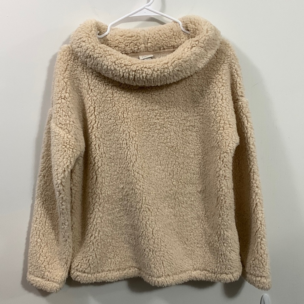 A New Day New With Tags soft soft pullover, excellent condition, Size Medium